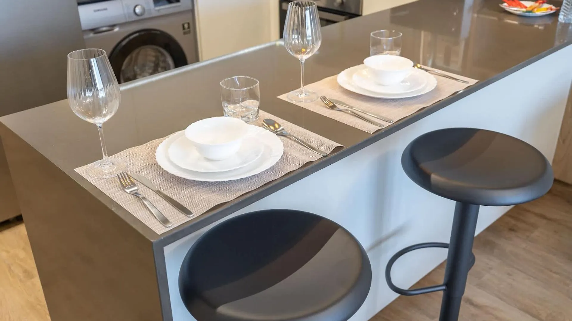 Studio That Sleeps 2 And Near Circle Mall And Five, Jvc Dubai Apartment