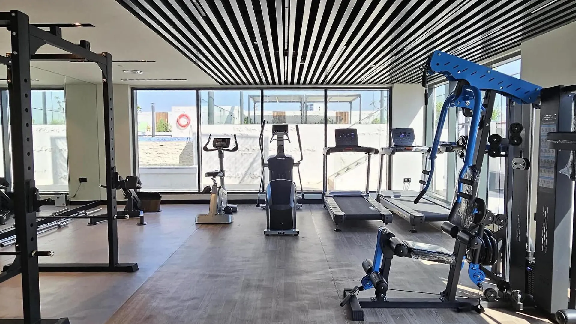 Studio That Sleeps 2 And Near Circle Mall And Five, Jvc Dubai 0*,
