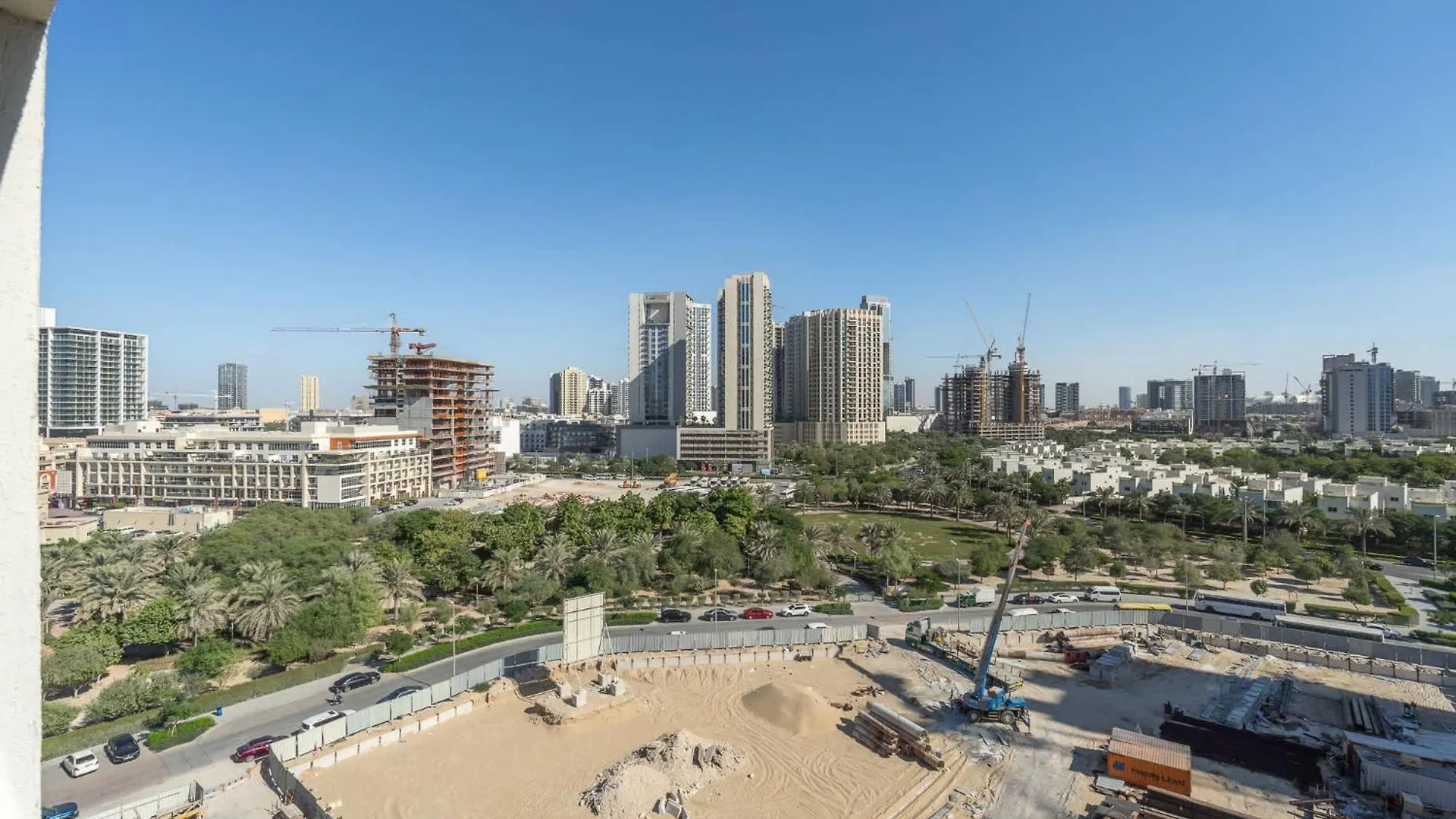 Apartment Studio That Sleeps 2 And Near Circle Mall And Five, Jvc Dubai