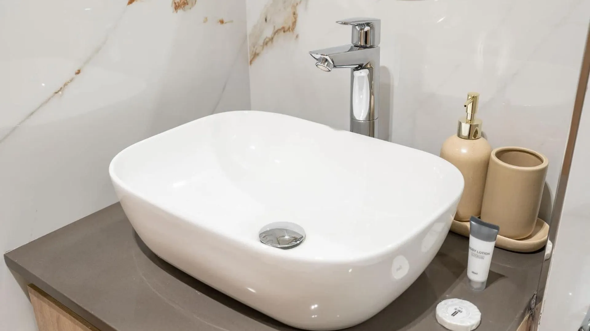 Studio That Sleeps 2 And Near Circle Mall And Five, Jvc Dubai