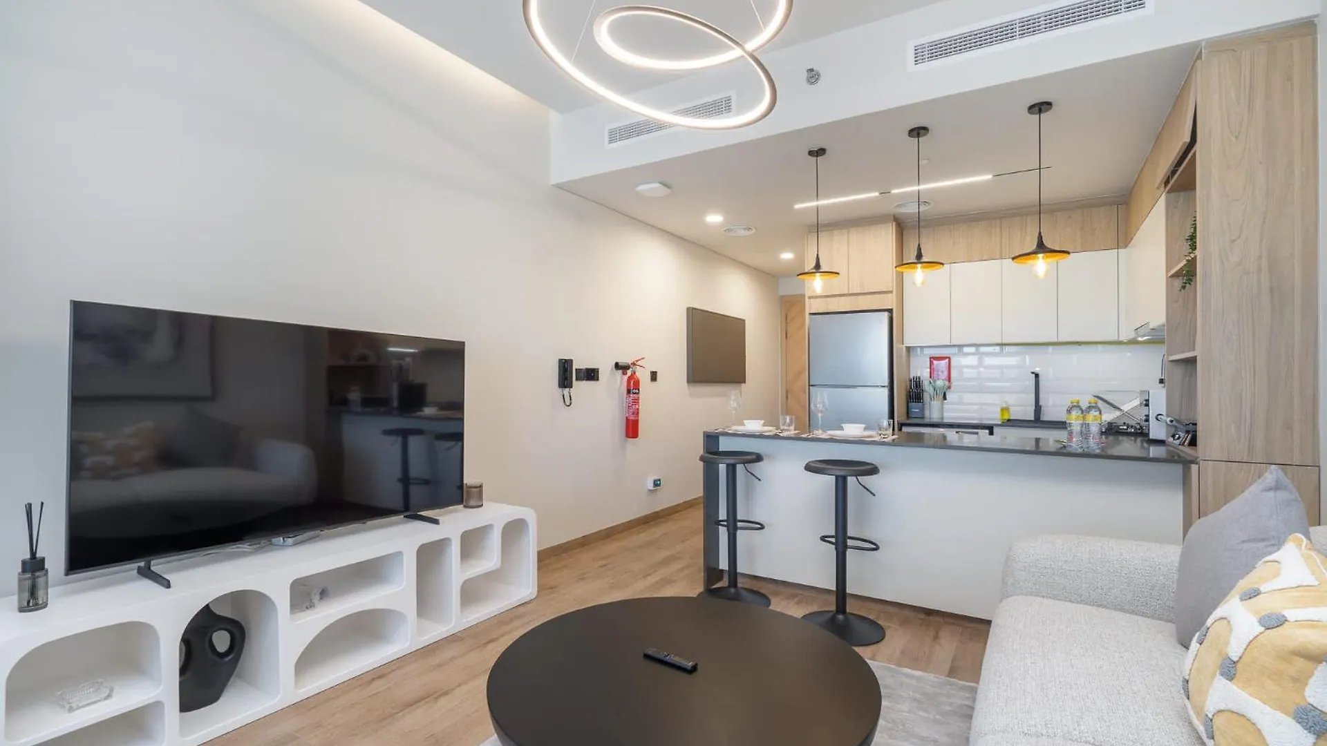 Studio That Sleeps 2 And Near Circle Mall And Five, Jvc Dubai
