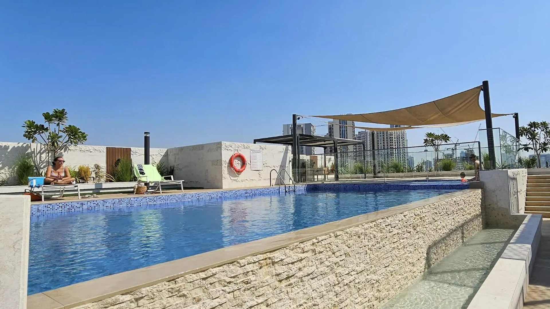 Studio That Sleeps 2 And Near Circle Mall And Five, Jvc Dubai