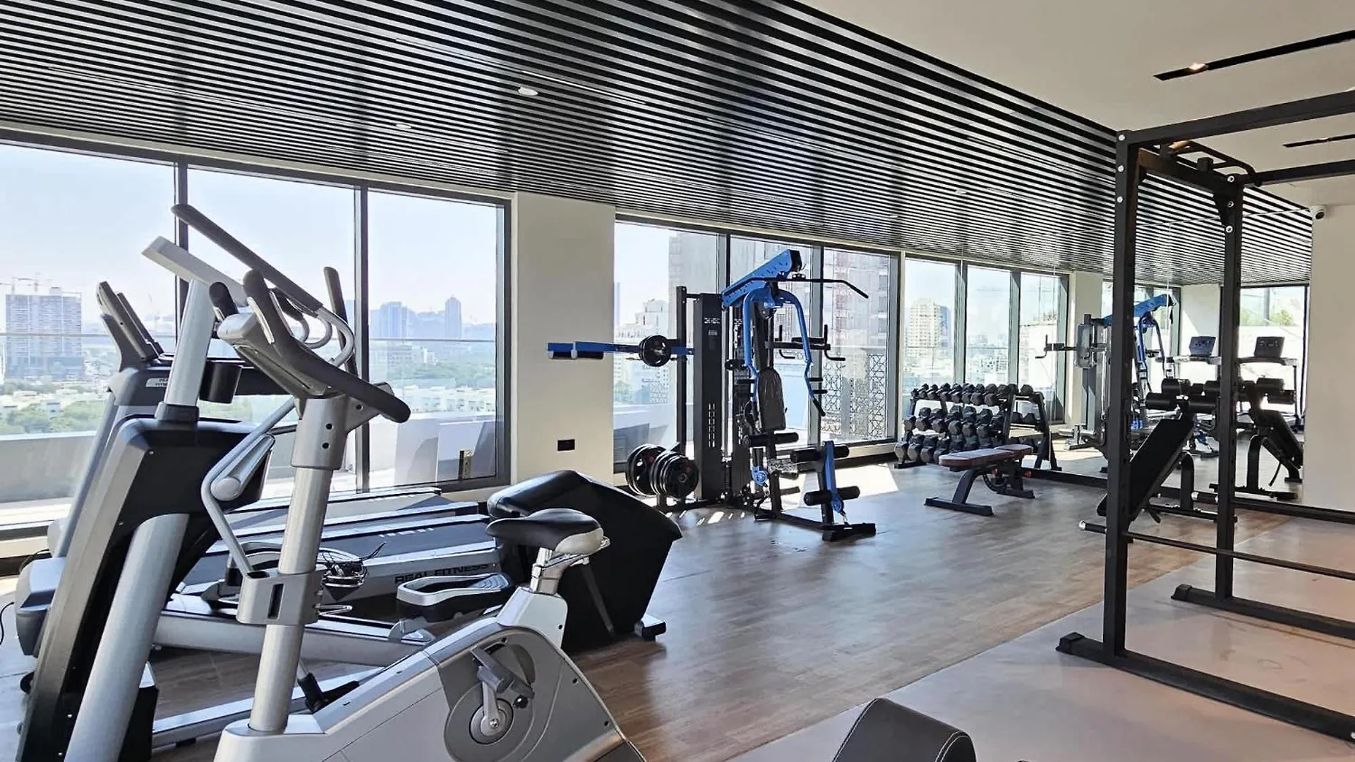Apartment Studio That Sleeps 2 And Near Circle Mall And Five, Jvc Dubai
