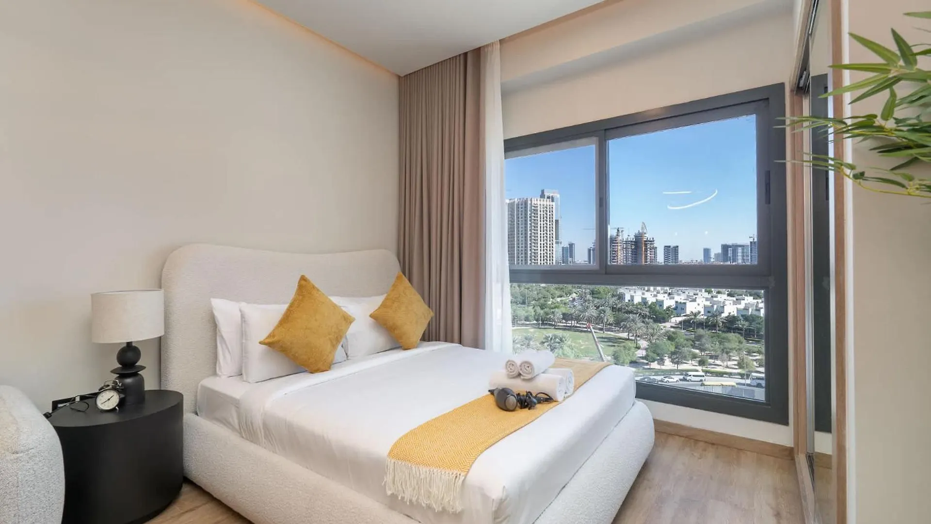 Studio That Sleeps 2 And Near Circle Mall And Five, Jvc Dubai