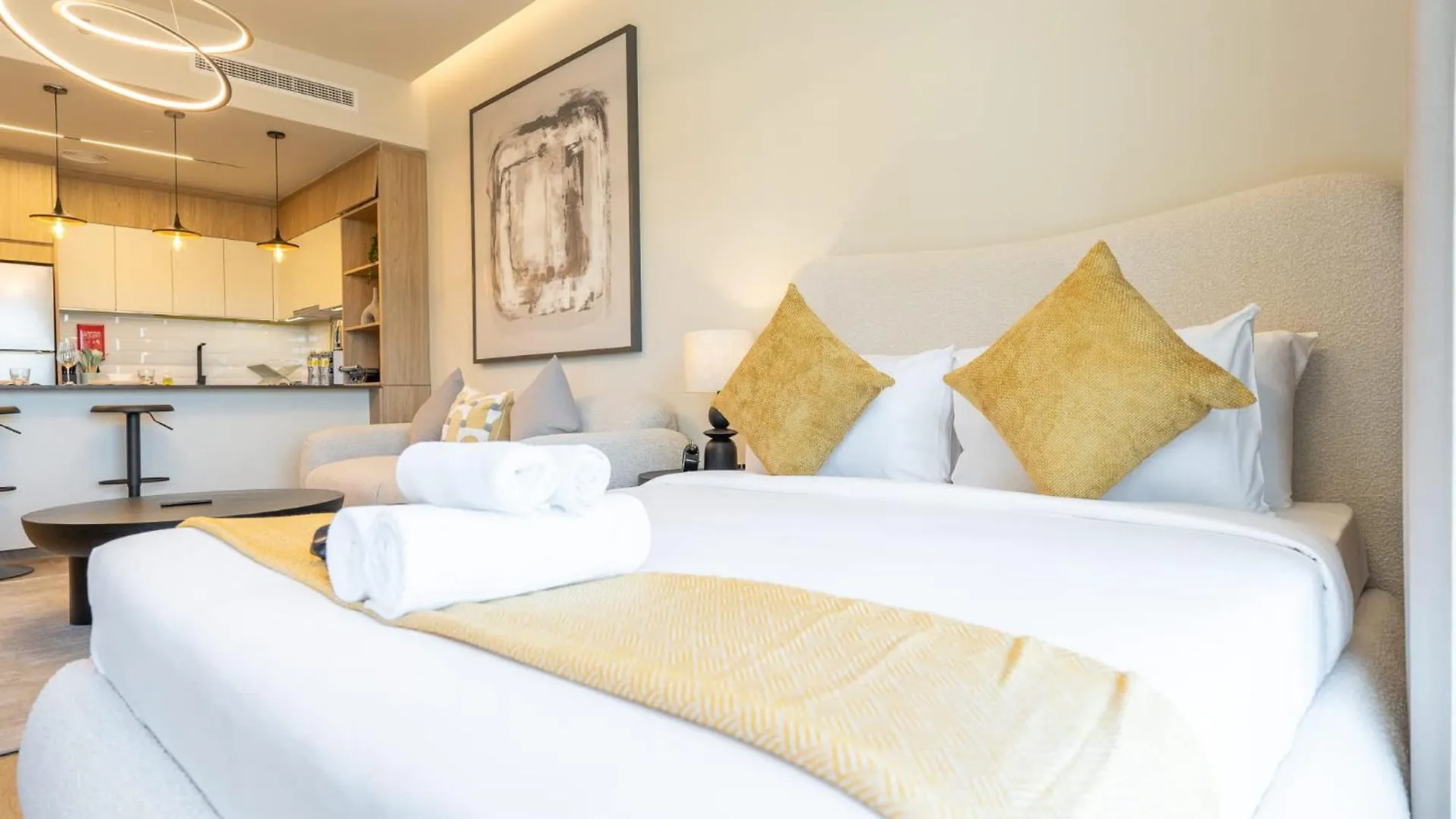 Apartment Studio That Sleeps 2 And Near Circle Mall And Five, Jvc Dubai
