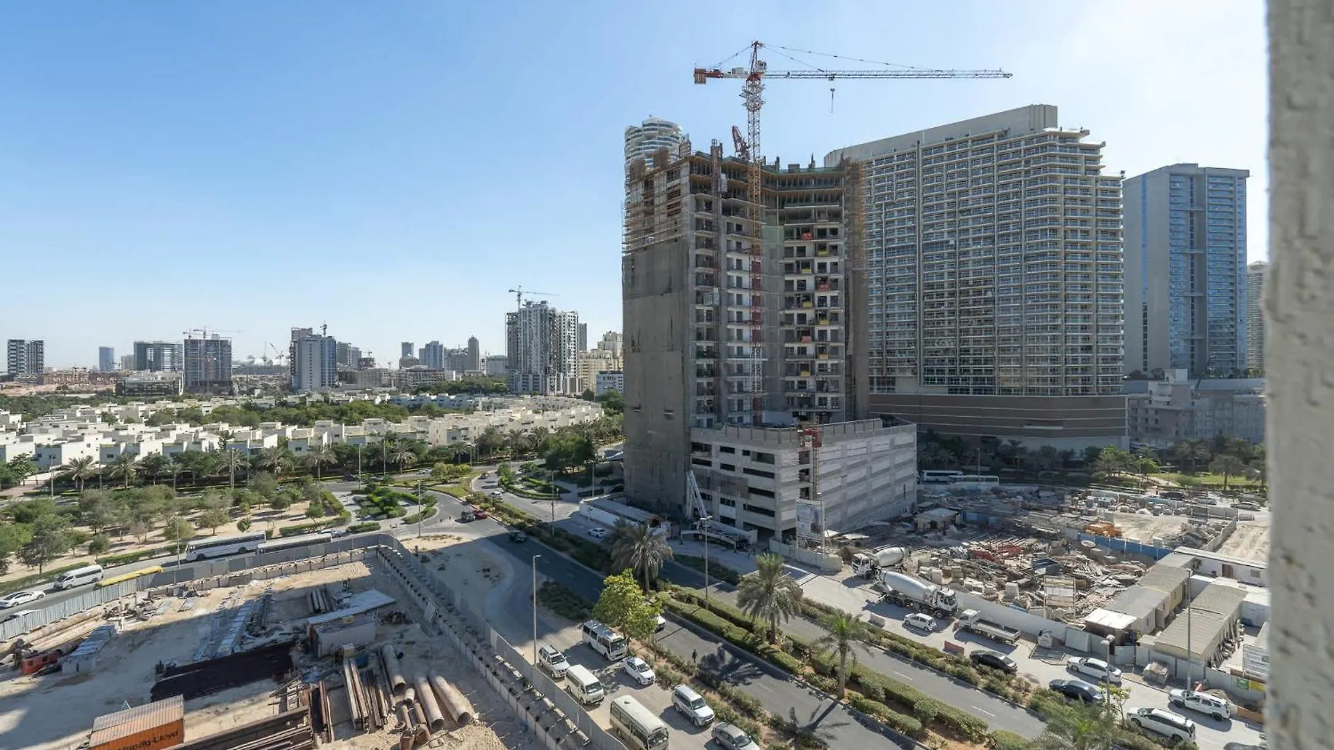 Studio That Sleeps 2 And Near Circle Mall And Five, Jvc Dubai