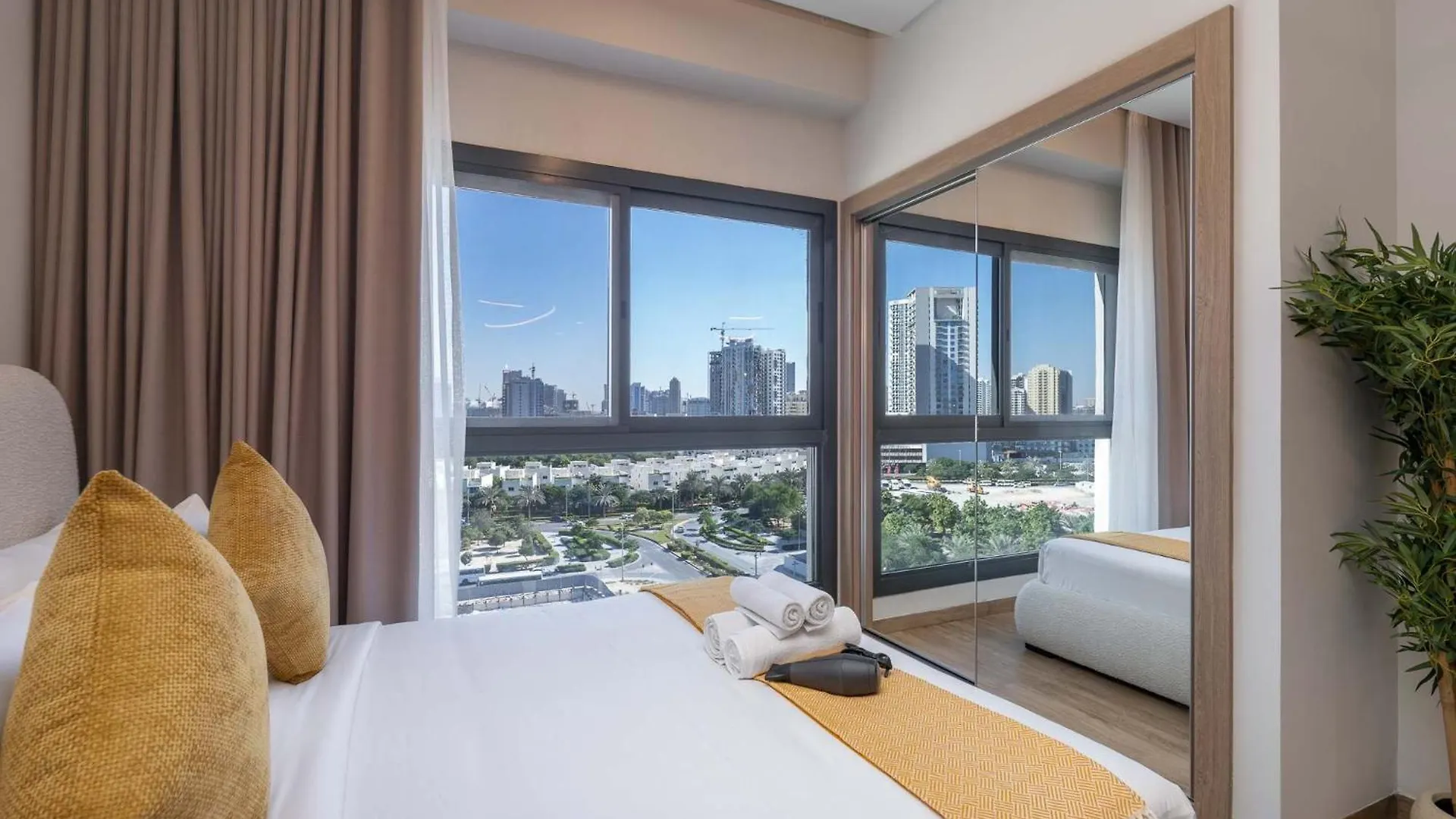Apartment Studio That Sleeps 2 And Near Circle Mall And Five, Jvc Dubai