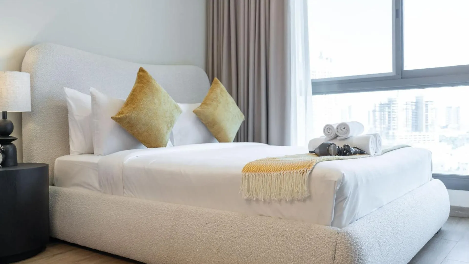 Studio That Sleeps 2 And Near Circle Mall And Five, Jvc Dubai