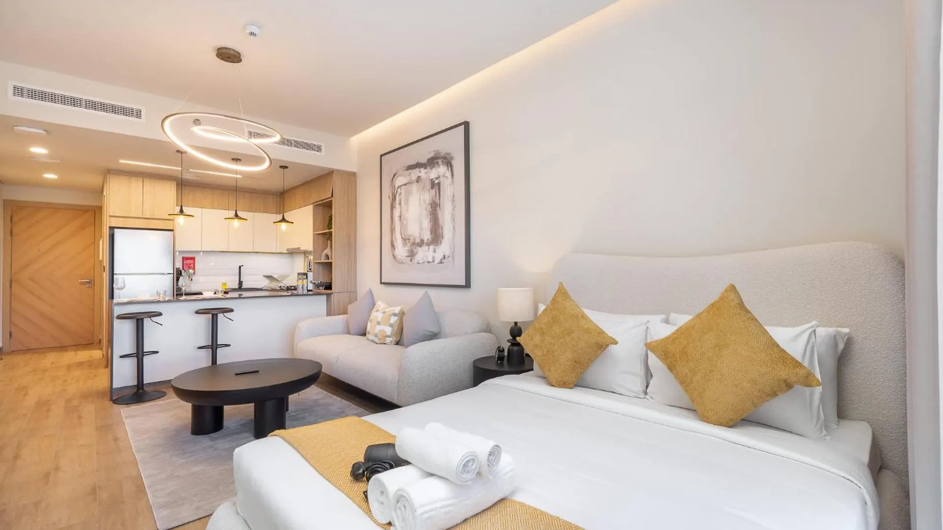 Apartment Studio That Sleeps 2 And Near Circle Mall And Five, Jvc Dubai